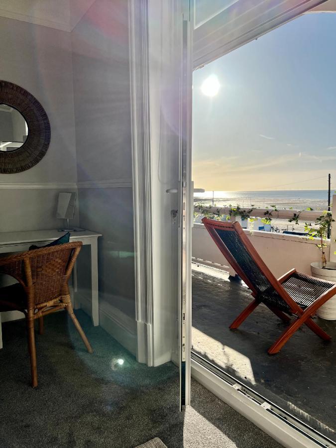 Appartement A View Of The Bay- Panoramic Sea Views- Sleeps 4 à Westgate-on-Sea Extérieur photo