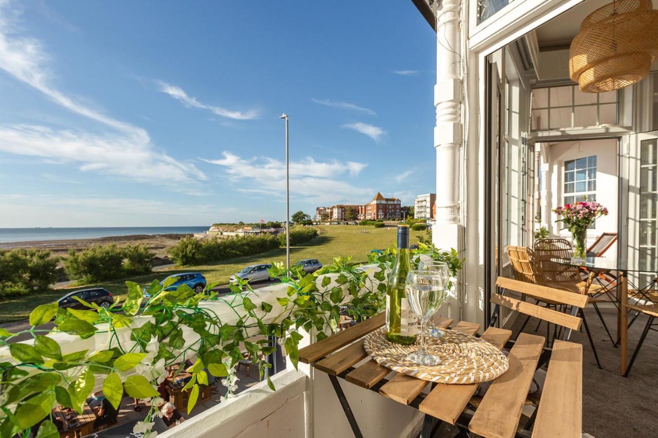 Appartement A View Of The Bay- Panoramic Sea Views- Sleeps 4 à Westgate-on-Sea Extérieur photo