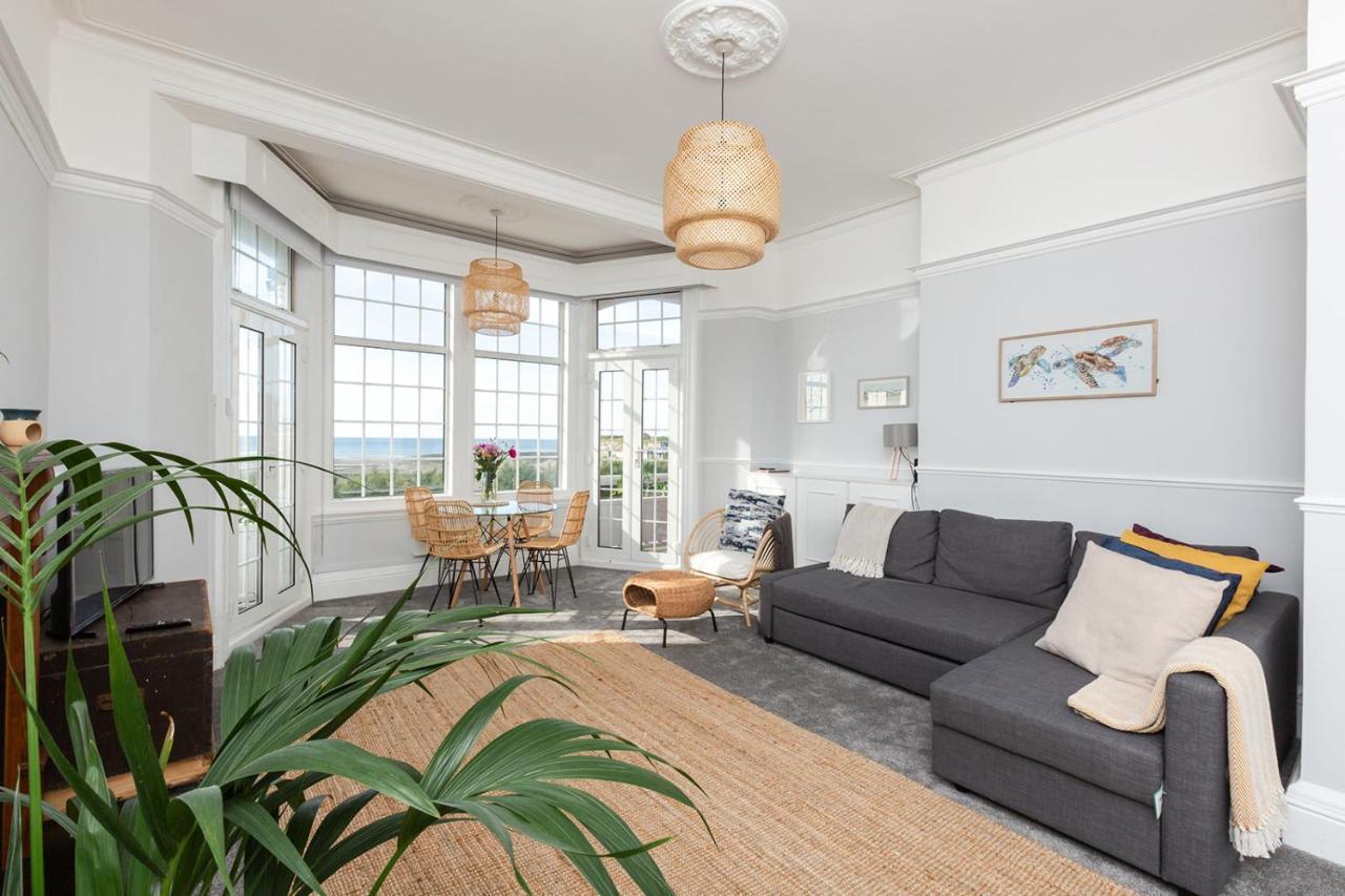 Appartement A View Of The Bay- Panoramic Sea Views- Sleeps 4 à Westgate-on-Sea Extérieur photo