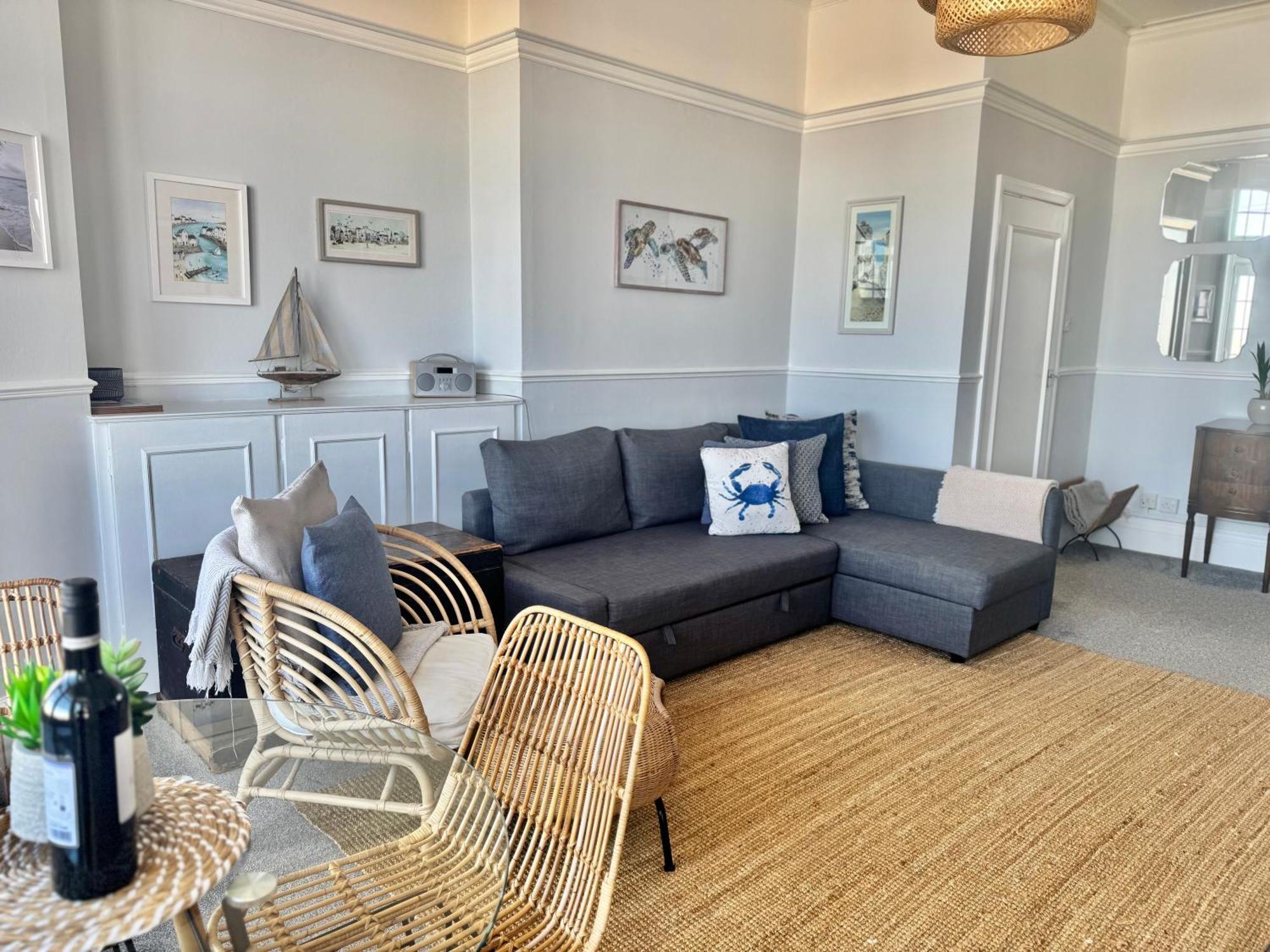 Appartement A View Of The Bay- Panoramic Sea Views- Sleeps 4 à Westgate-on-Sea Extérieur photo