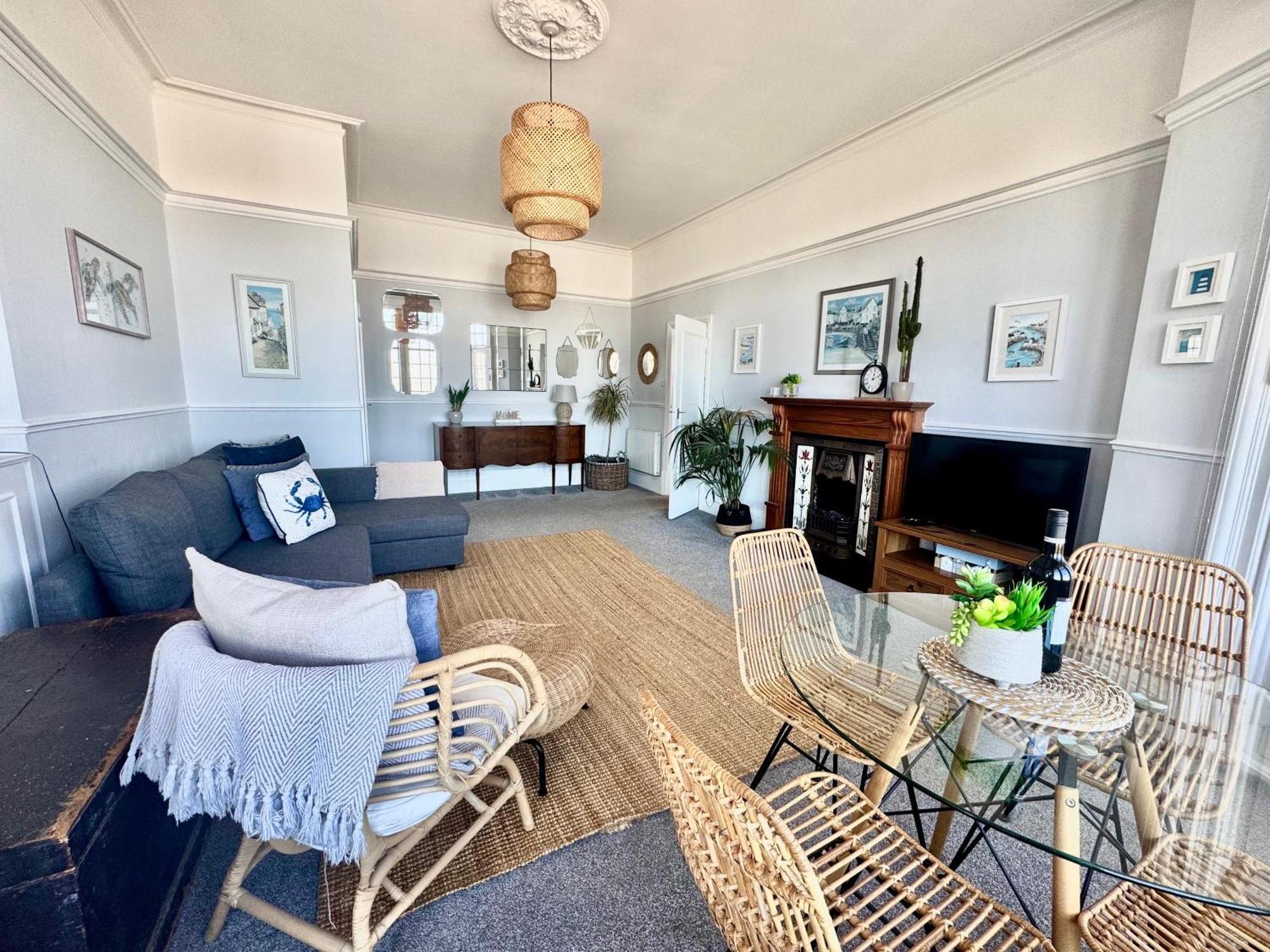Appartement A View Of The Bay- Panoramic Sea Views- Sleeps 4 à Westgate-on-Sea Extérieur photo