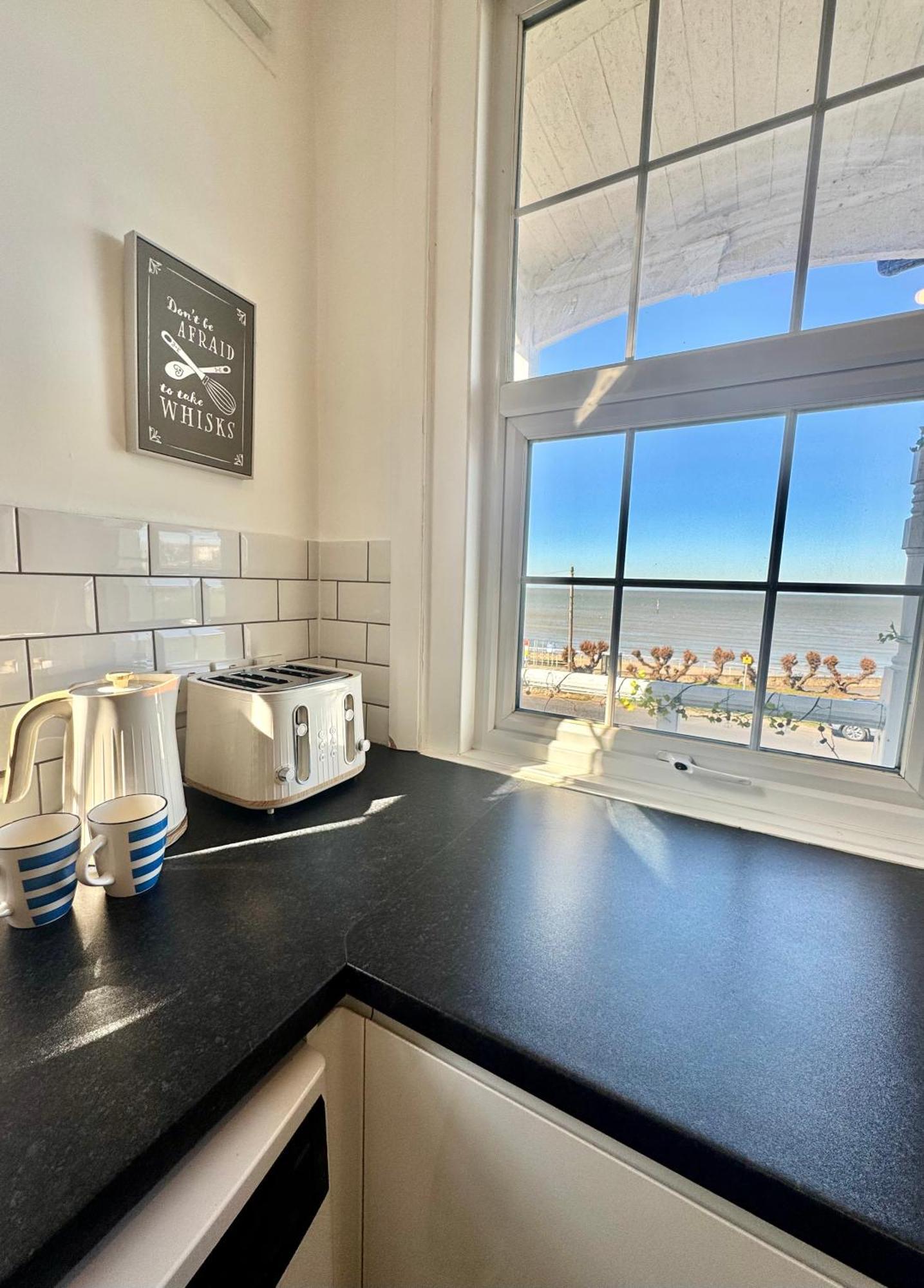 Appartement A View Of The Bay- Panoramic Sea Views- Sleeps 4 à Westgate-on-Sea Extérieur photo