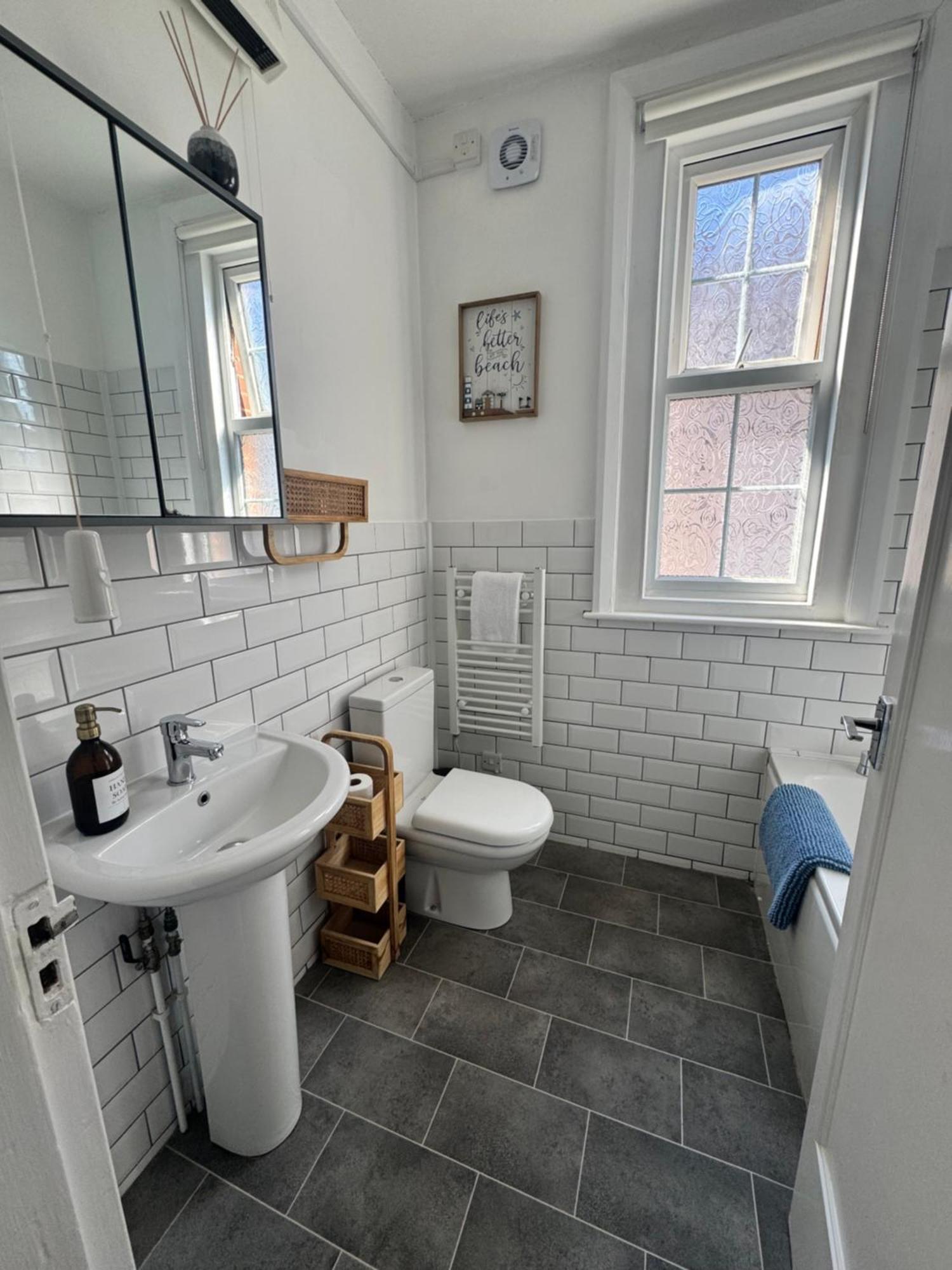 Appartement A View Of The Bay- Panoramic Sea Views- Sleeps 4 à Westgate-on-Sea Extérieur photo